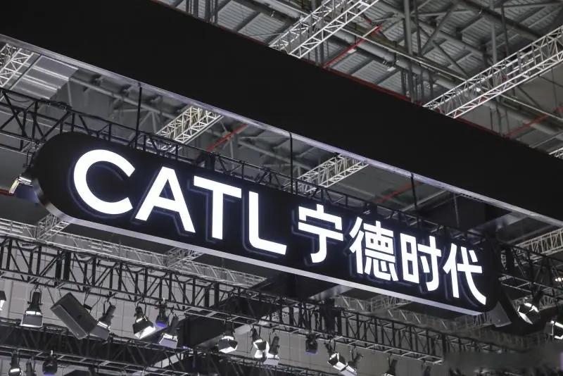 3月3日下午，宁德时代成交额达100亿元，现涨3.31%。