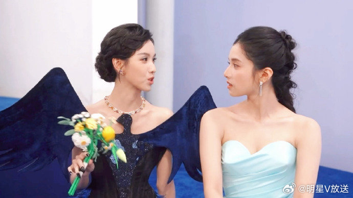 陈都灵张婧仪聊什么呢 好奇聊天内容加一，陈都灵和张婧仪在VOGUE后台聊得这么投