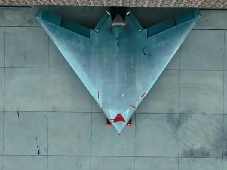 央视曝光GJ-11(玄龙)正式服役，这是世界首款正式服役的飞翼式隐身无人攻击/轰