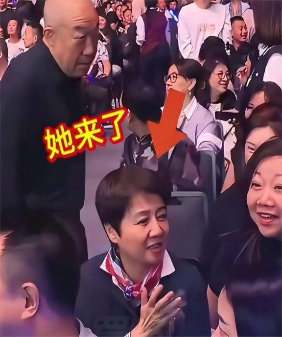 在刀郎澳门演唱会上，梁安琪的低调现身无疑为这场音乐盛宴增添了更多色彩。她选择与普