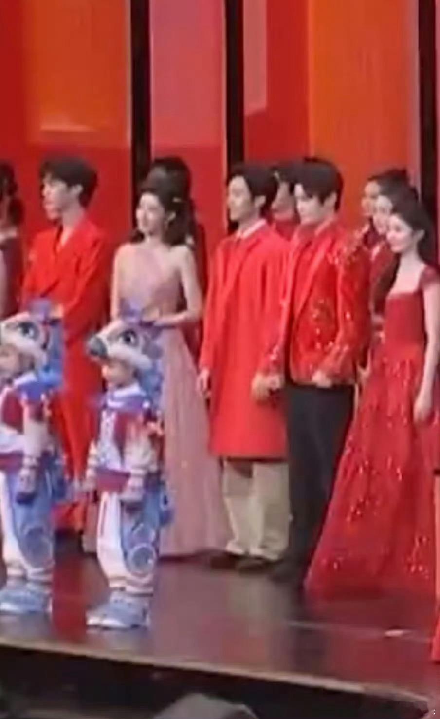 央视马年春晚物料，像素小人也一眼认出我们丁禹兮兮，握着拳头哈哈哈。 