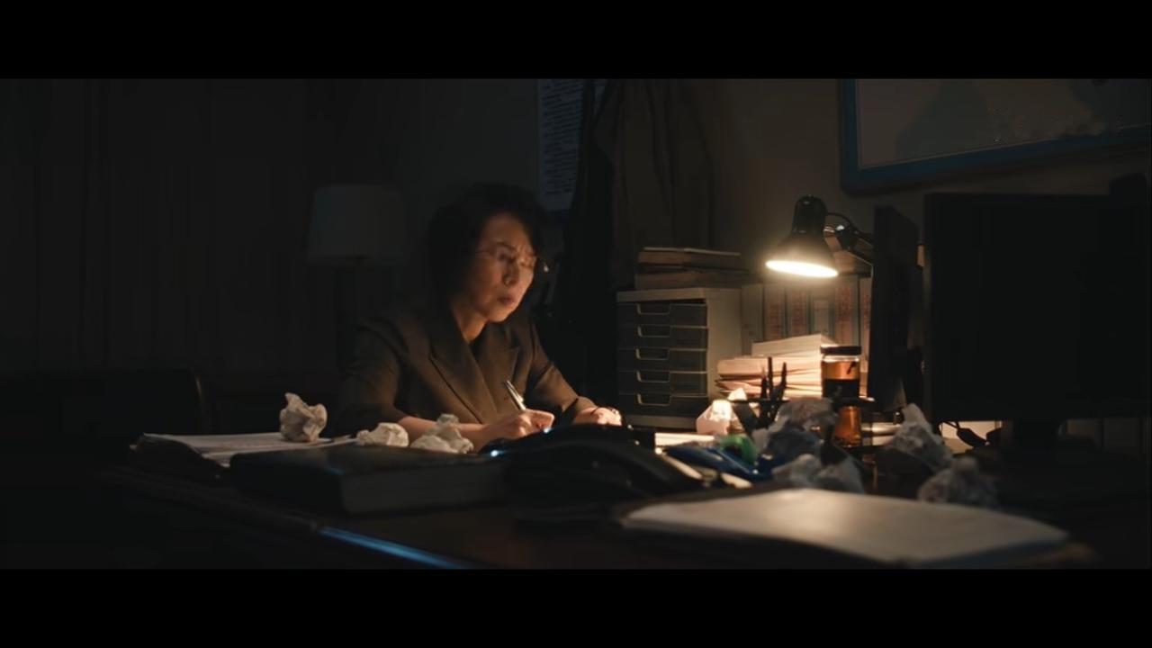 交锋潘小英不会再写详细说明吧？看看地上扔了很多纸团就知道心绪不宁”。她还拿起了那