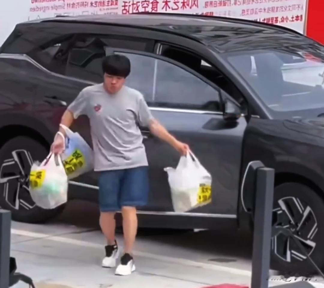 王祖蓝不光身高矮，智商还低。停车场偶遇王祖蓝，结果他怎么也关不上后备箱。

网友