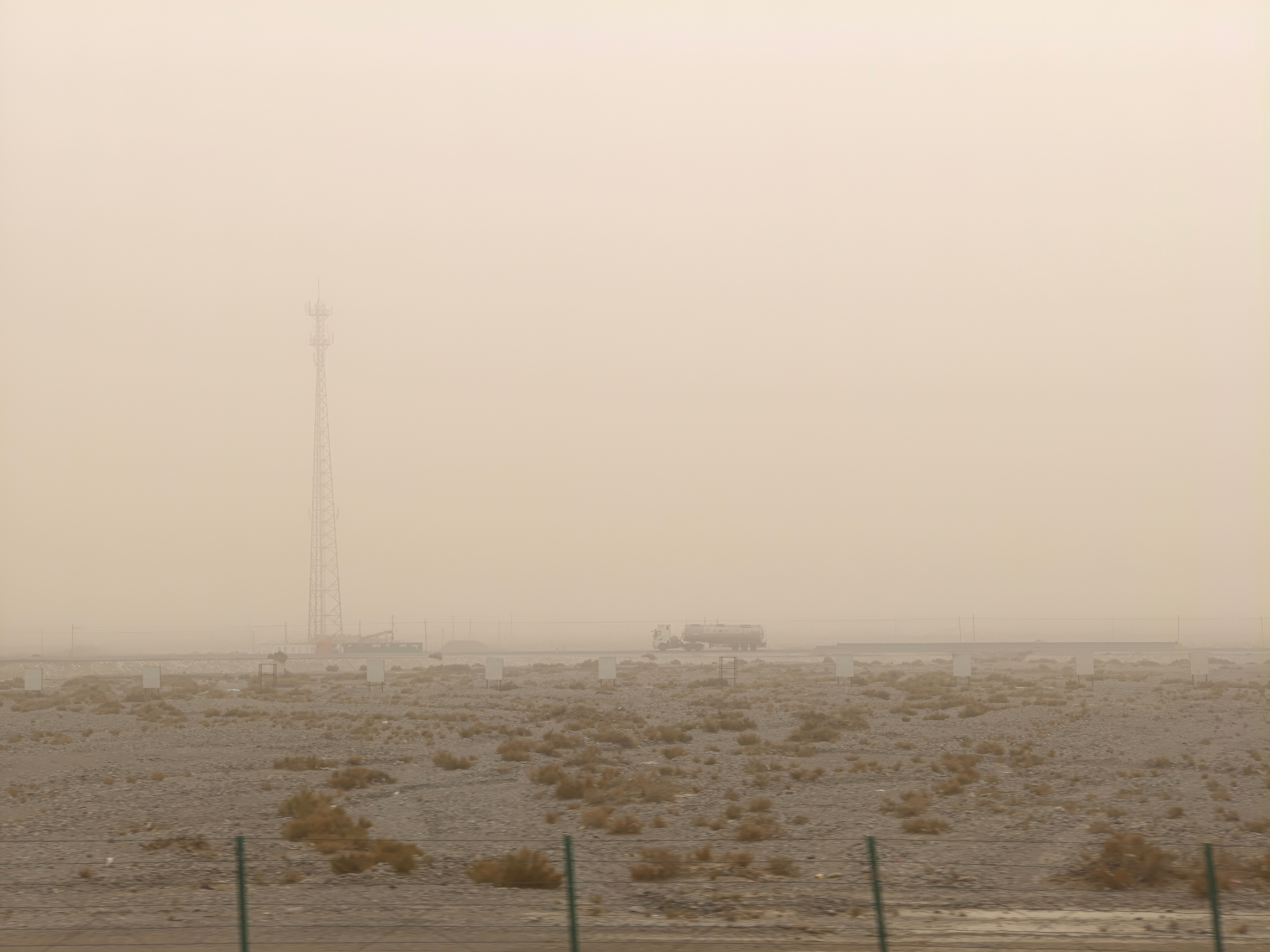 想起宁浩导演的电影《无人区》 