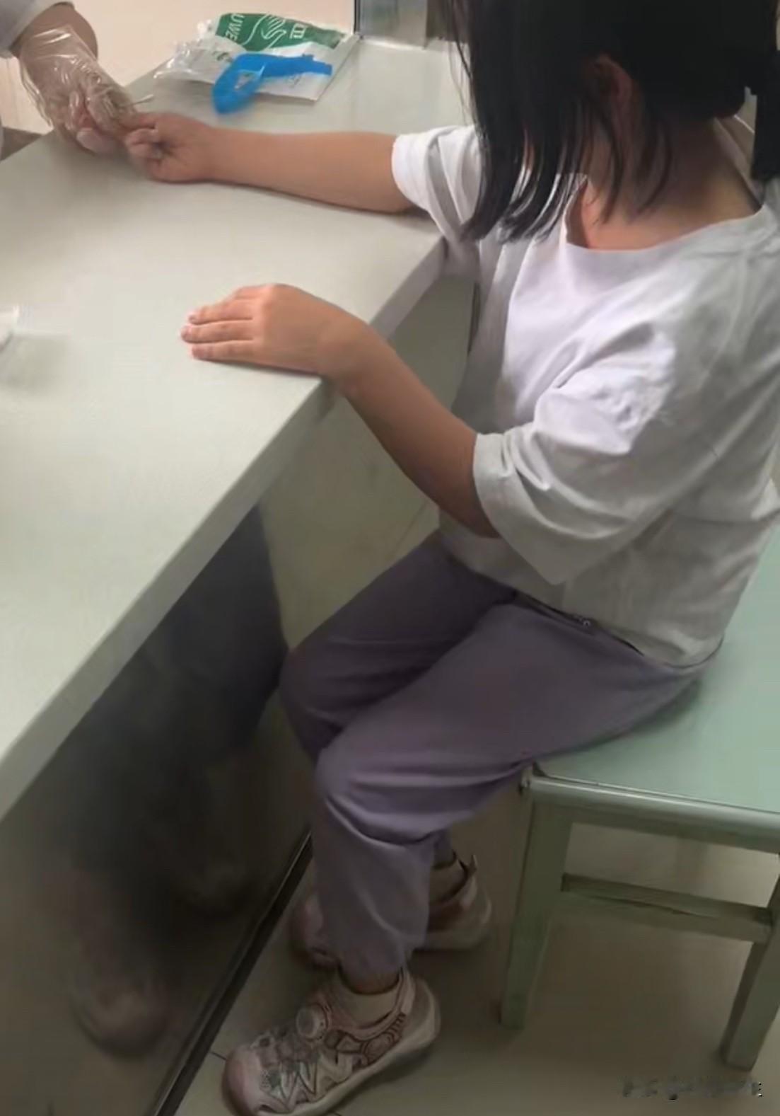 早上八点带小闺女去了趟医院，验了血，检查呼吸系统，说左侧胸呼吸有啰音。

验血结
