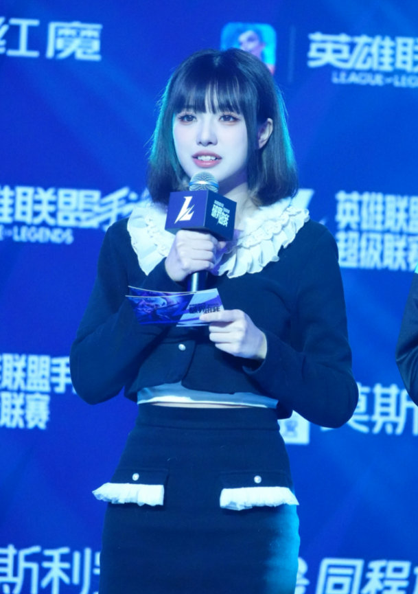 LPL女主持周敢敢晒照：悄悄营业一下~好美[哈哈]   