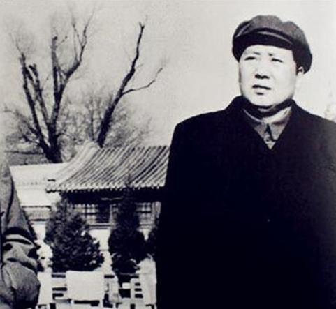 1951年，10万志愿军被美军包围，彭老总向毛主席求助。毛主席苦思3小时，回了8