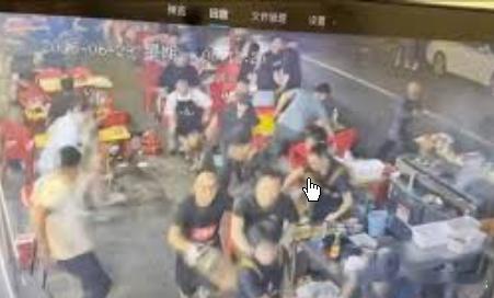 宜宾地震食客避难后折返 无人逃单，烧烤油洒了出来。他理解顾客们为什么没有返回。6