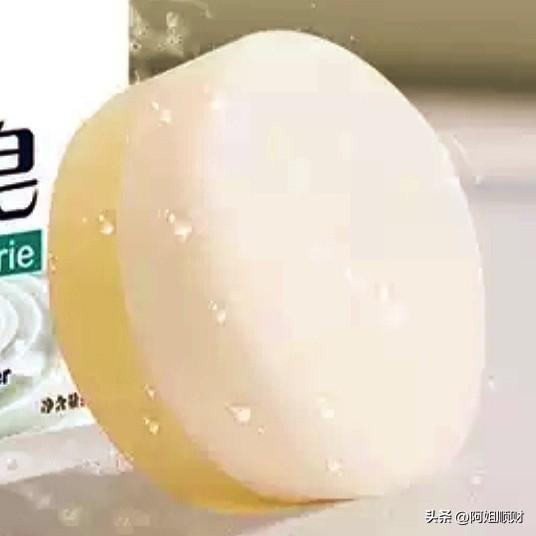 朋友说他以前有白头发，头发老是掉，后来用了HW羊脂皂洗，坚持一阵子，头发变得浓密