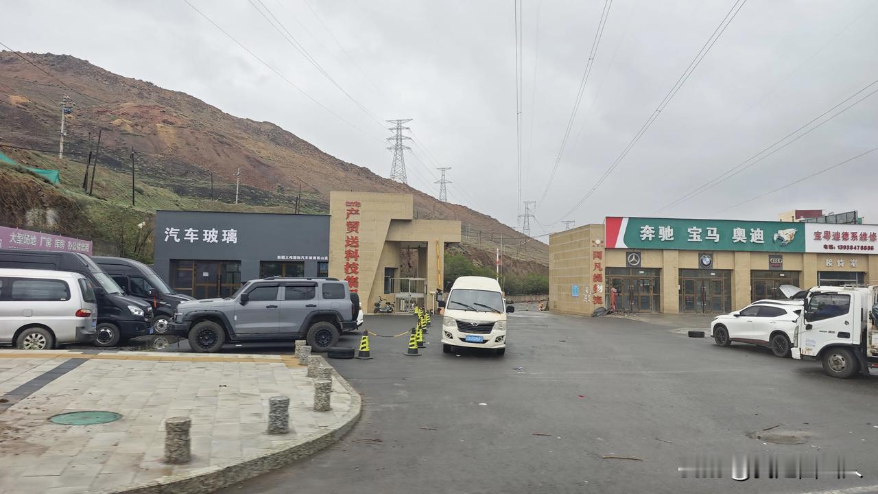 四道岔西泉街北侧：物流撤了，汽修检测站扎堆来了

    沿着西山四道岔，拐进西