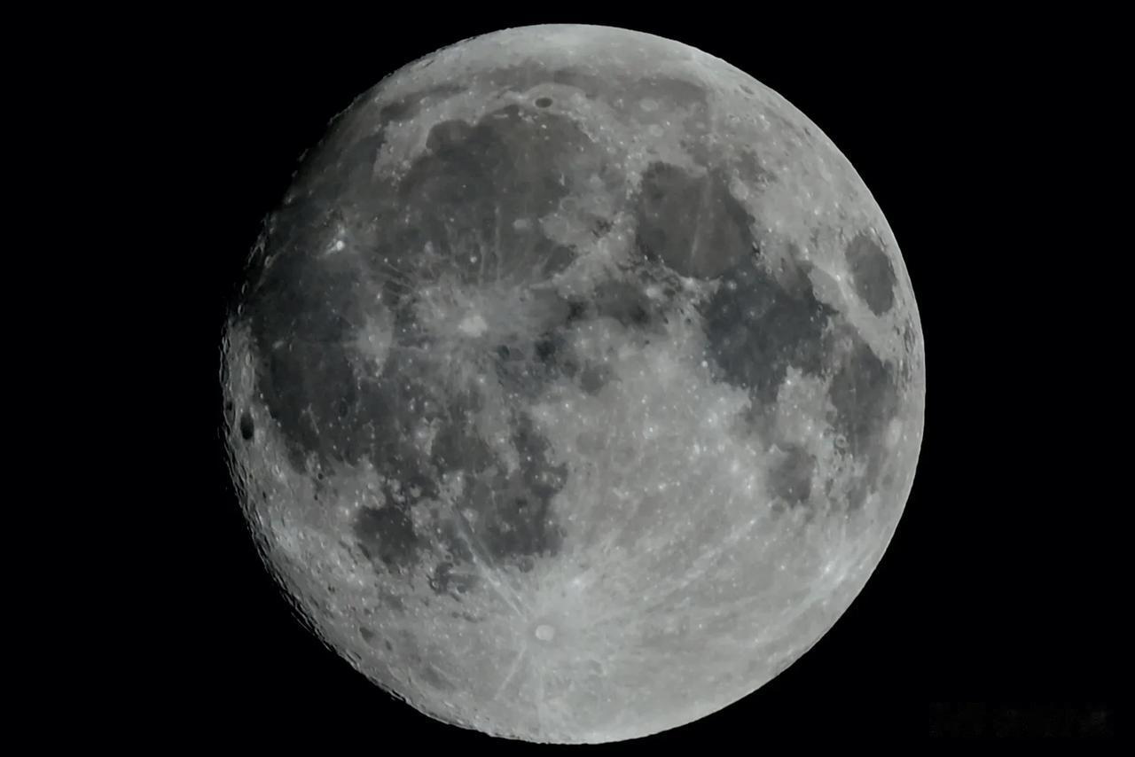我在夜空中挖呀挖呀挖！
装备调试，M挡手持拍摄参数:
快门1/320、光圈F5.