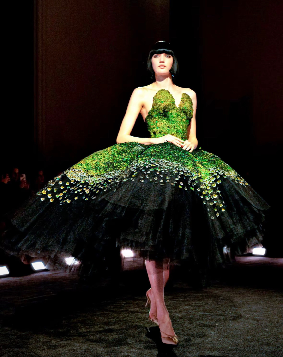 感觉Schiaparelli 2026春夏高定这几条都写着迪丽热巴的名字 