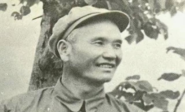 1955年全军评衔审定阶段，厚厚一摞将官名册摆在案前，毛主席翻阅中将名单时骤然停