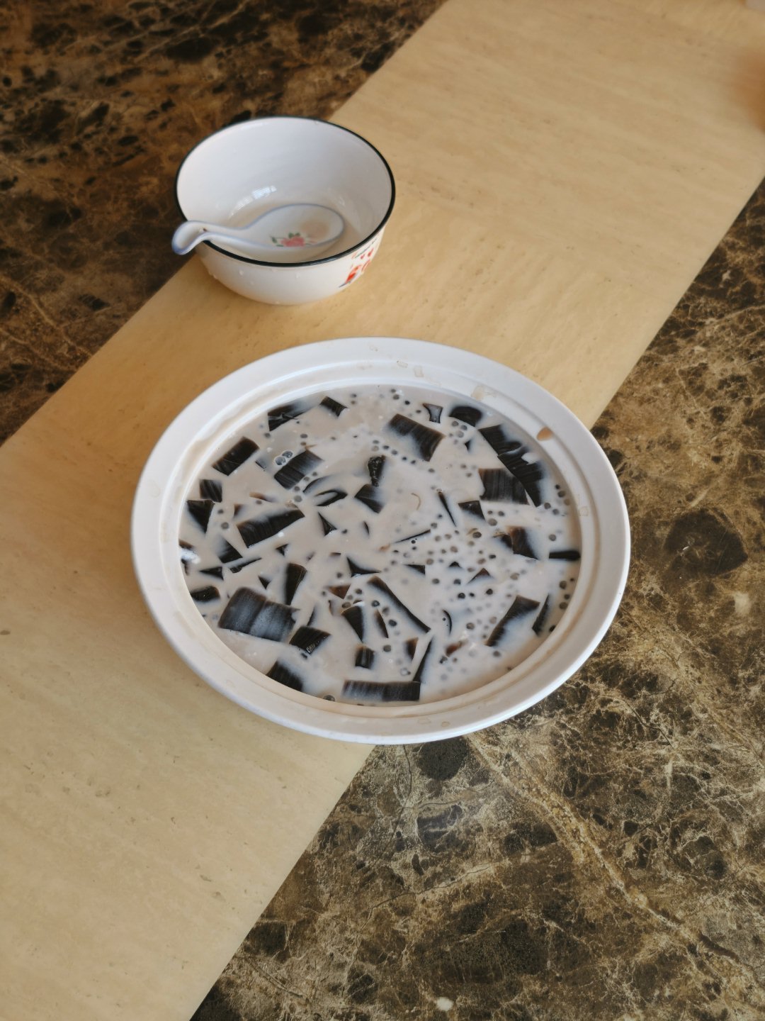 回到家又开始拉锯。。。。[流汗]要不要放点芒果不用不用这样就好放点吧我觉得不用放