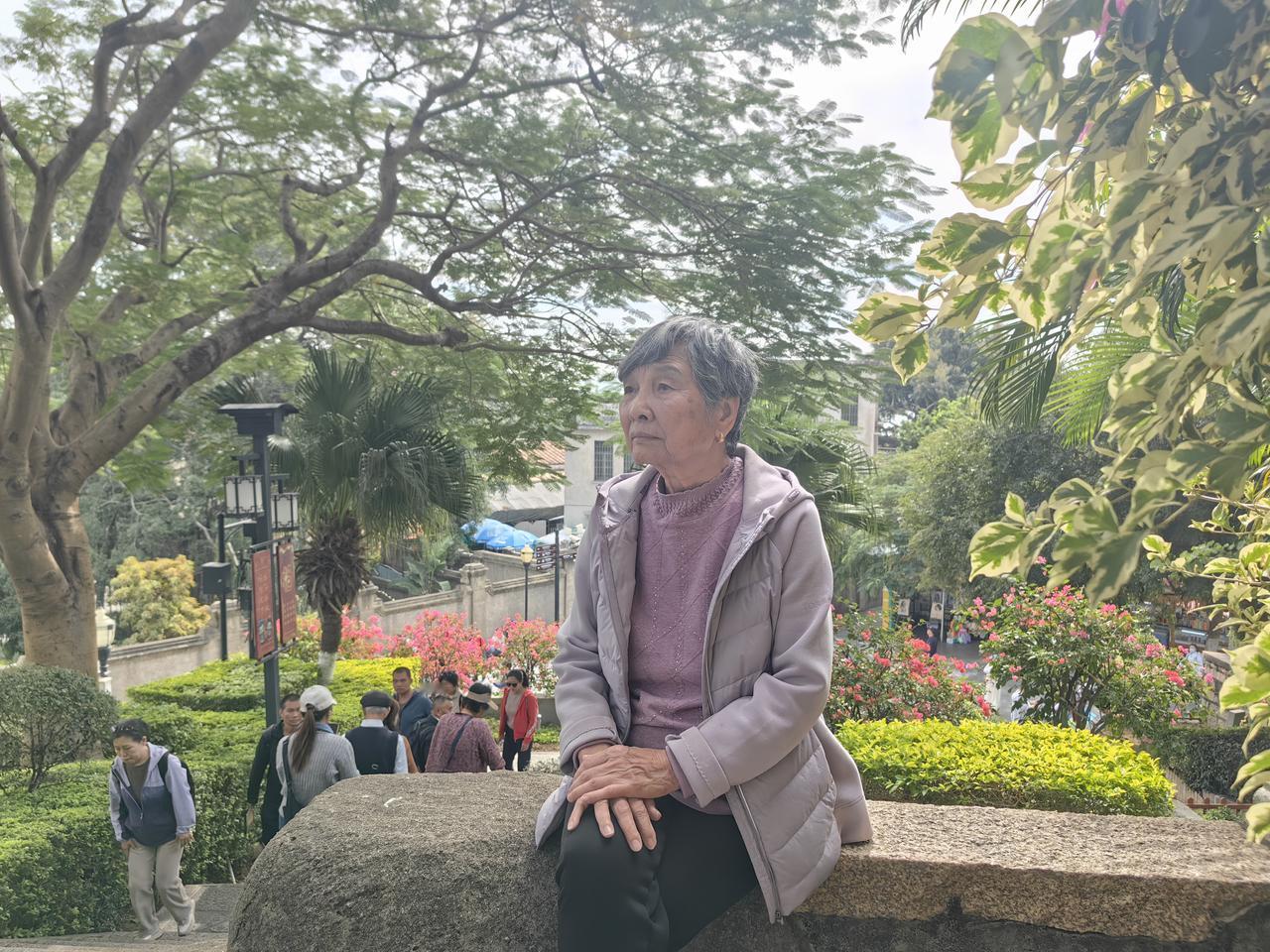 此刻手机天气推送显示-4℃，窗外积雪压弯枝头，呵出的白气在玻璃上凝成霜花。而记忆