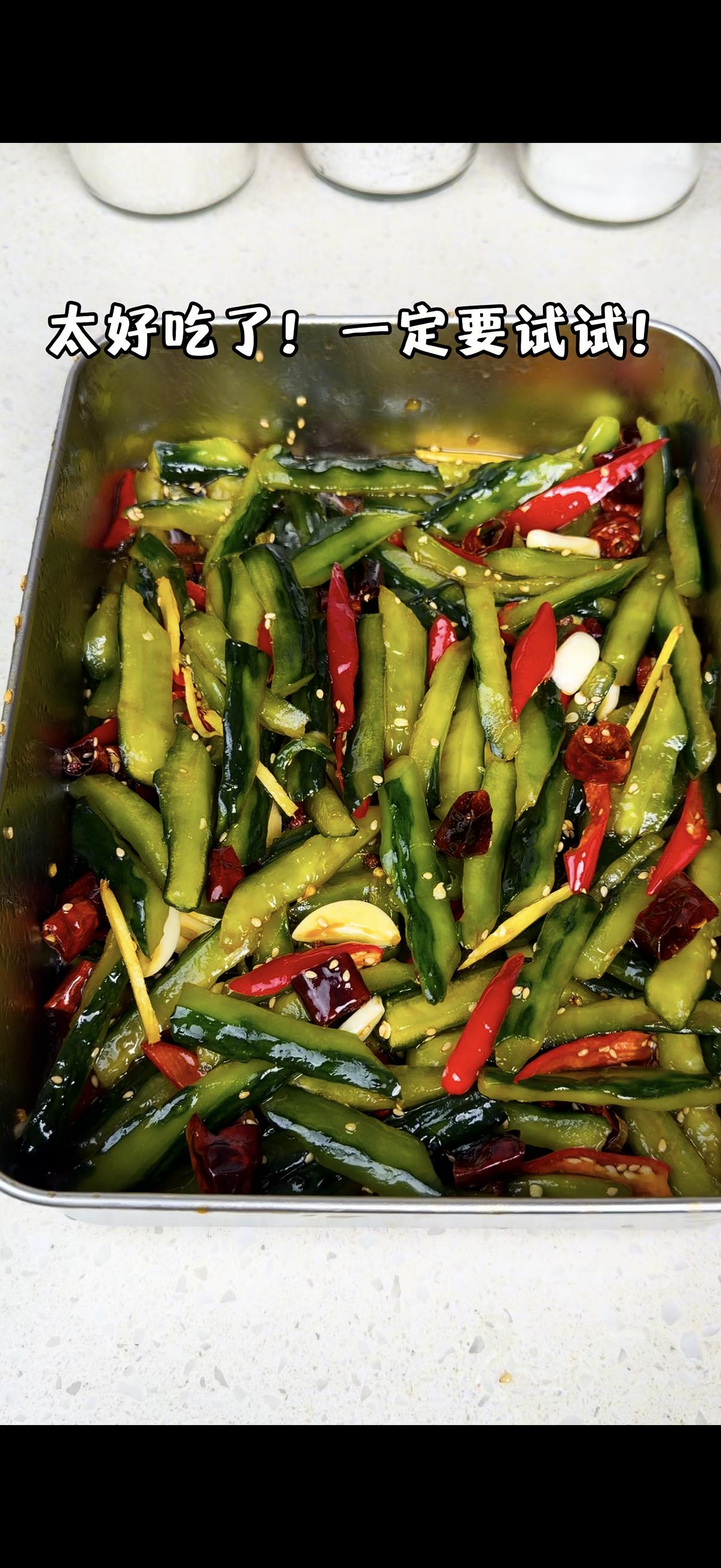 🤤简单版凉拌黄瓜，酸辣开胃超下饭！🍃做法其实超简单，跟着步骤做就对啦～
1️