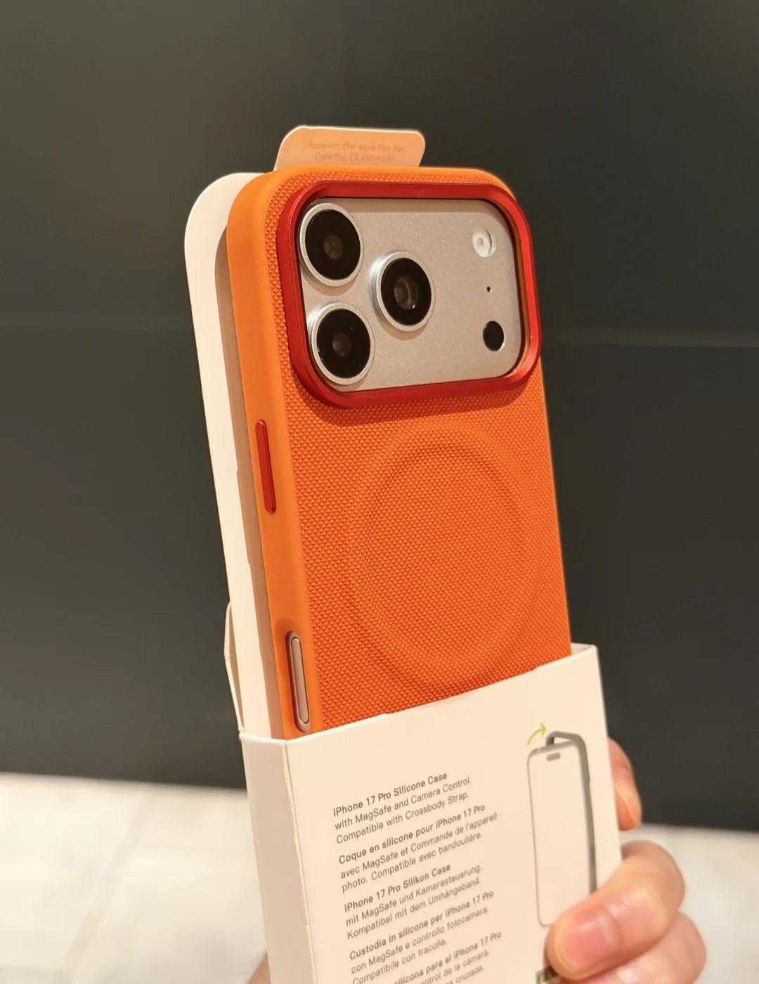 科技皮革｜17pro星宇橙搭银色很有个性耶！
iphone17pro手机壳 ip