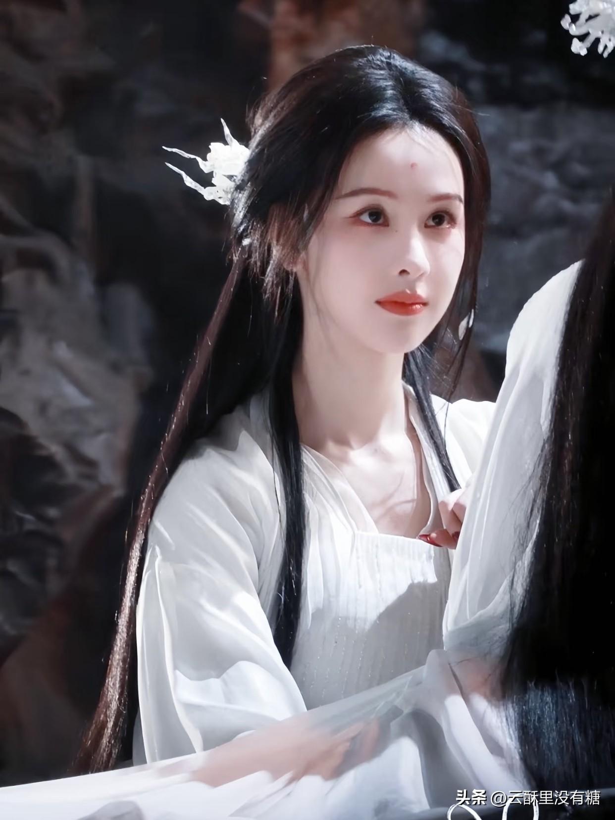 看完《月鳞绮纪》第一集，那种熟悉的“郭氏配方”又回来了。华丽的阴森，极致的暧昧，