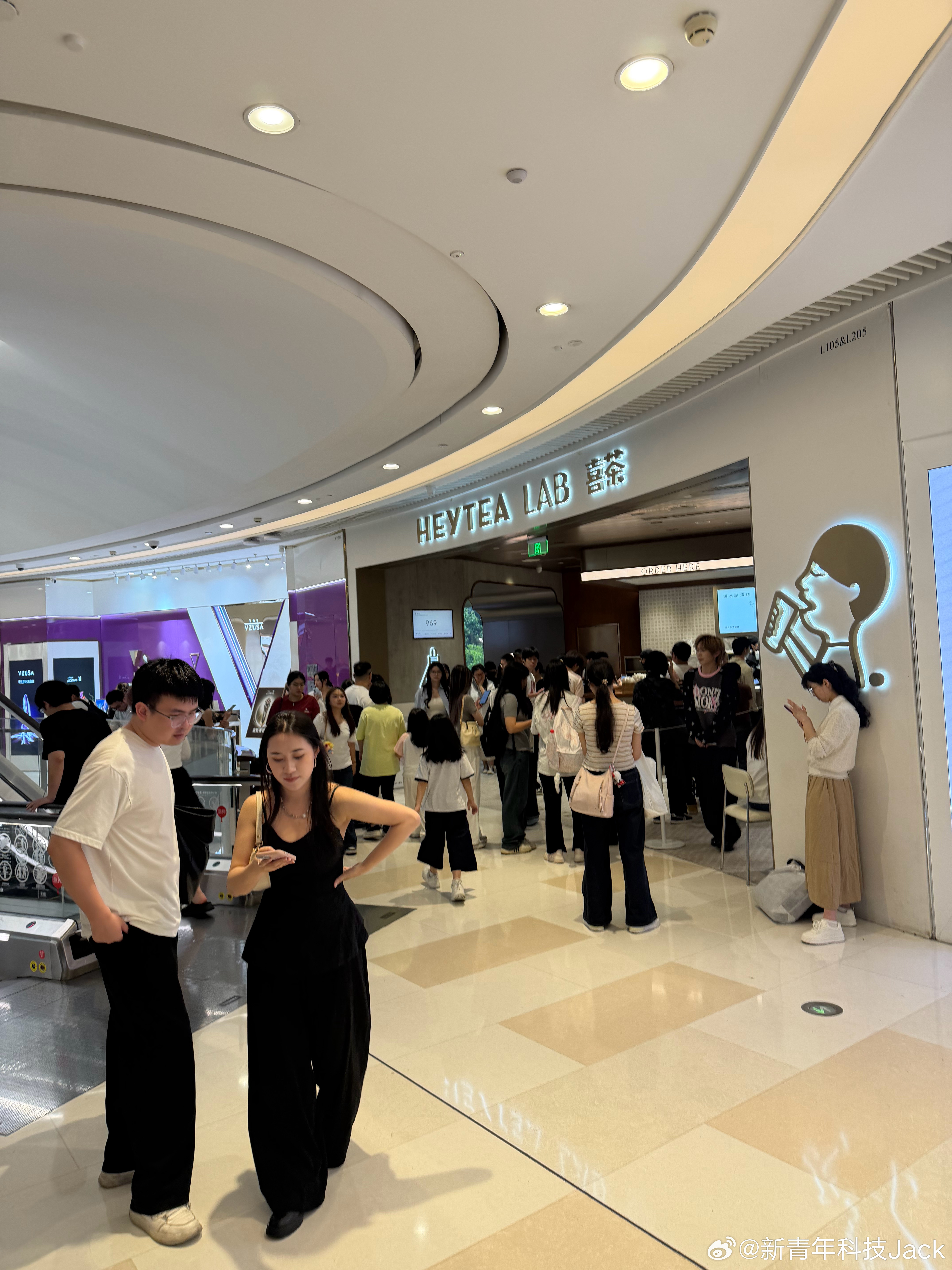 喜茶LAB的冰淇淋蹭朋友的福，吃上了感觉也就那么回事，一般般吧？为啥这么多人排队