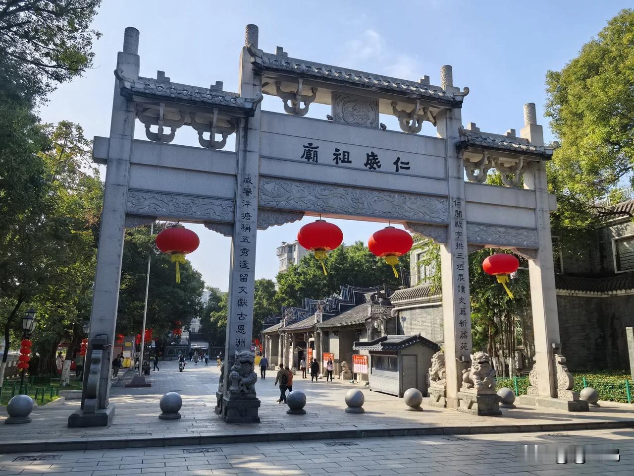 广州街道景色广州荔湾区仁威祖庙，传说中这里[祈祷]拜太岁很灵！