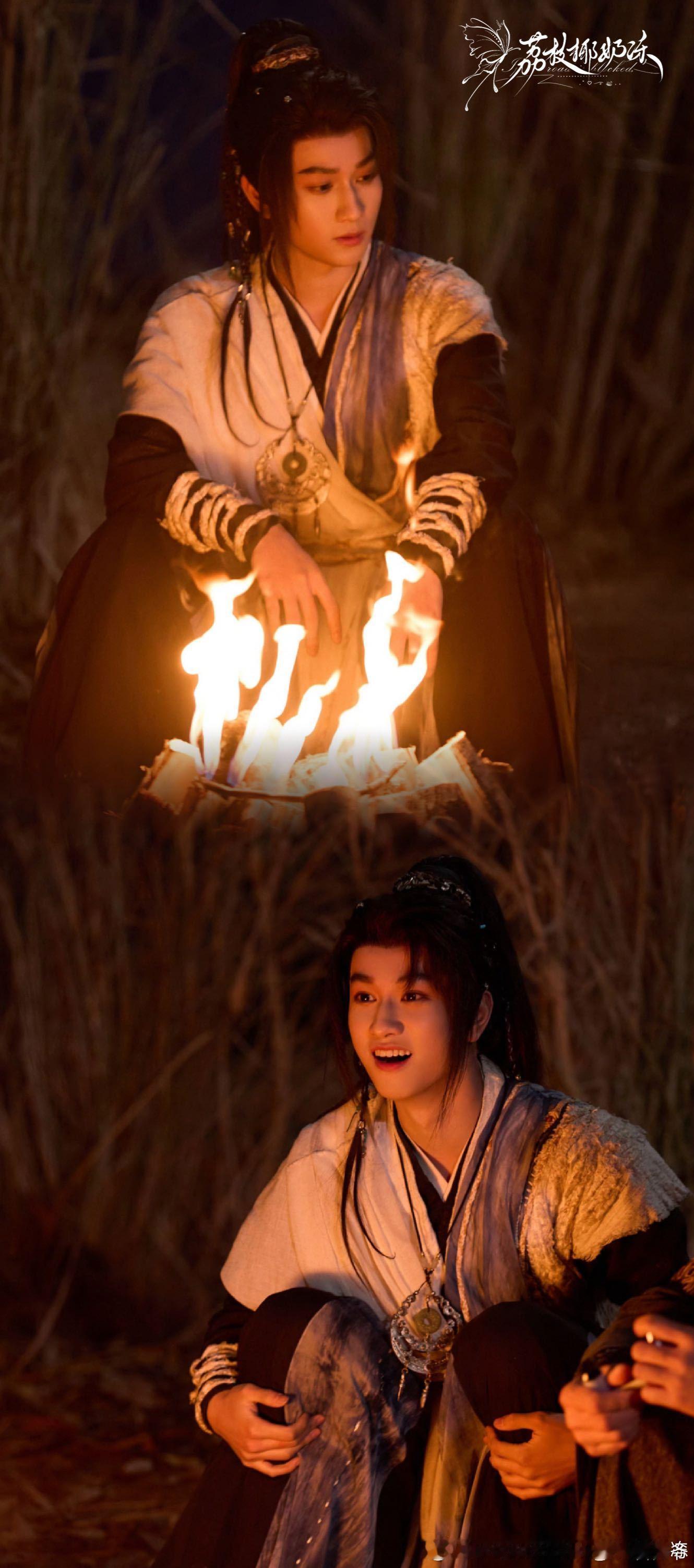 敖子逸你在笑啥 红毯上的笑也太有元气了！明明是正式场合，却笑得像偷藏了糖的小孩，