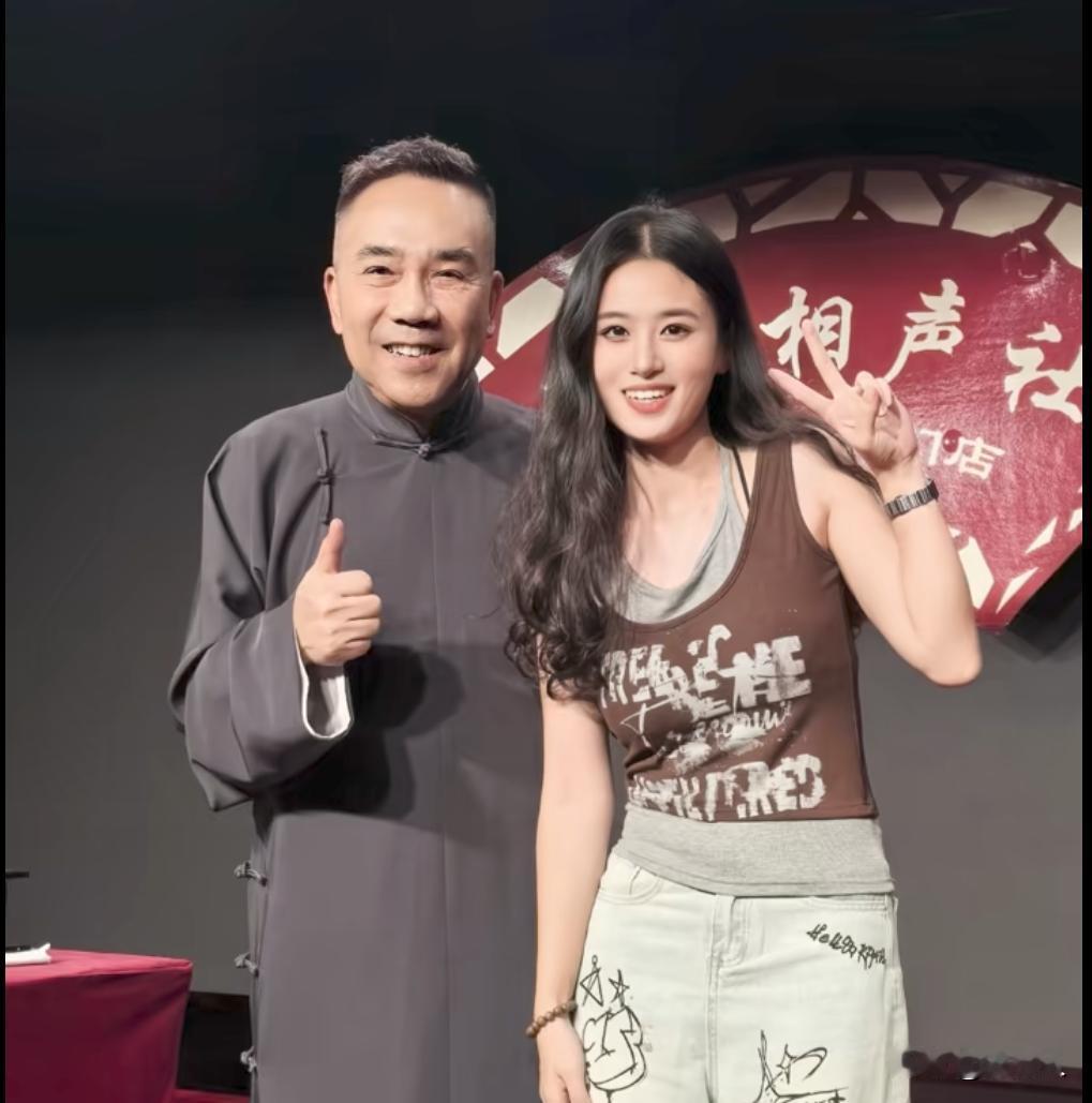 自从杨议离婚之后，女人缘越来越好了。很多年轻粉丝抢着和他合影，希望杨老师能把持住