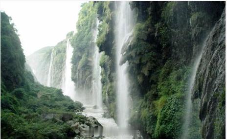 【马岭河大峡谷】号称“地球最美的疤痕”。与其说是峡谷，不如称其为一道地缝，一道世