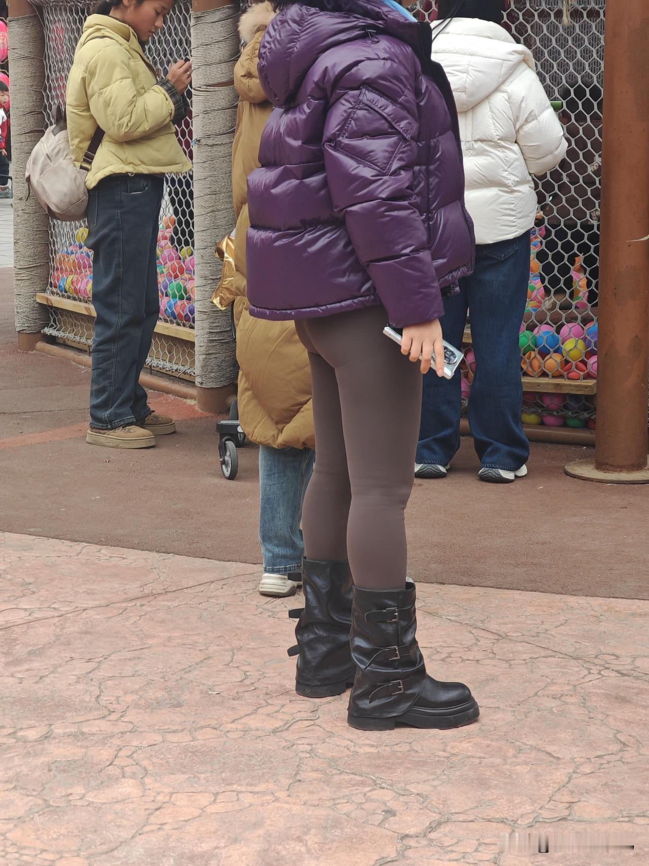 这种衣服穿出来不尴尬么？
我婆婆在家穿我都让他套个裤子或者裙子，
她不尴尬，
是