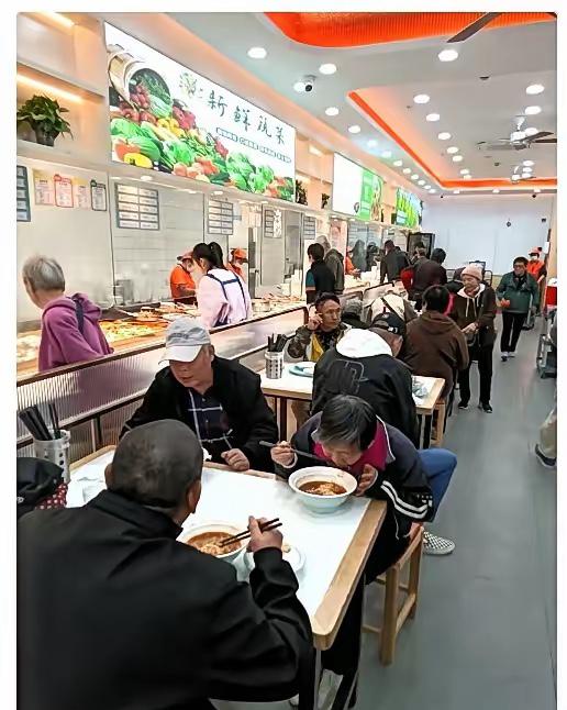 我们小区那个养老食堂，墙上白纸黑字写着“老人一餐6元”。我今年65，寻思这便宜不