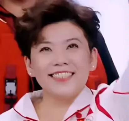 邓亚萍说:
打球我不怕
但讲话我有点紧张
拿起球拍我从来没怕过,拿起话简我倒是有