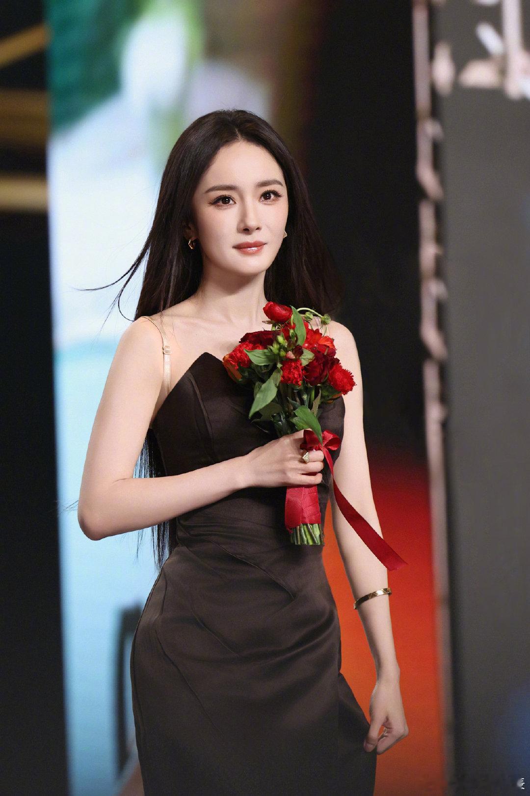 杨幂的这句晚安好梦能听一百遍 杨幂真是美貌从不掉线，秀发灵动飘逸，精致脸蛋配上松