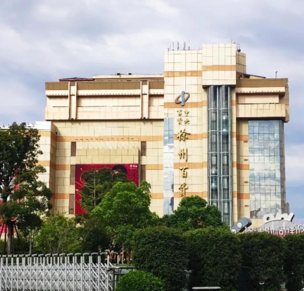 实体店干不过网店的最大原因是自己干败自己的，网店快捷便利坐在家里即可享受优质服务
