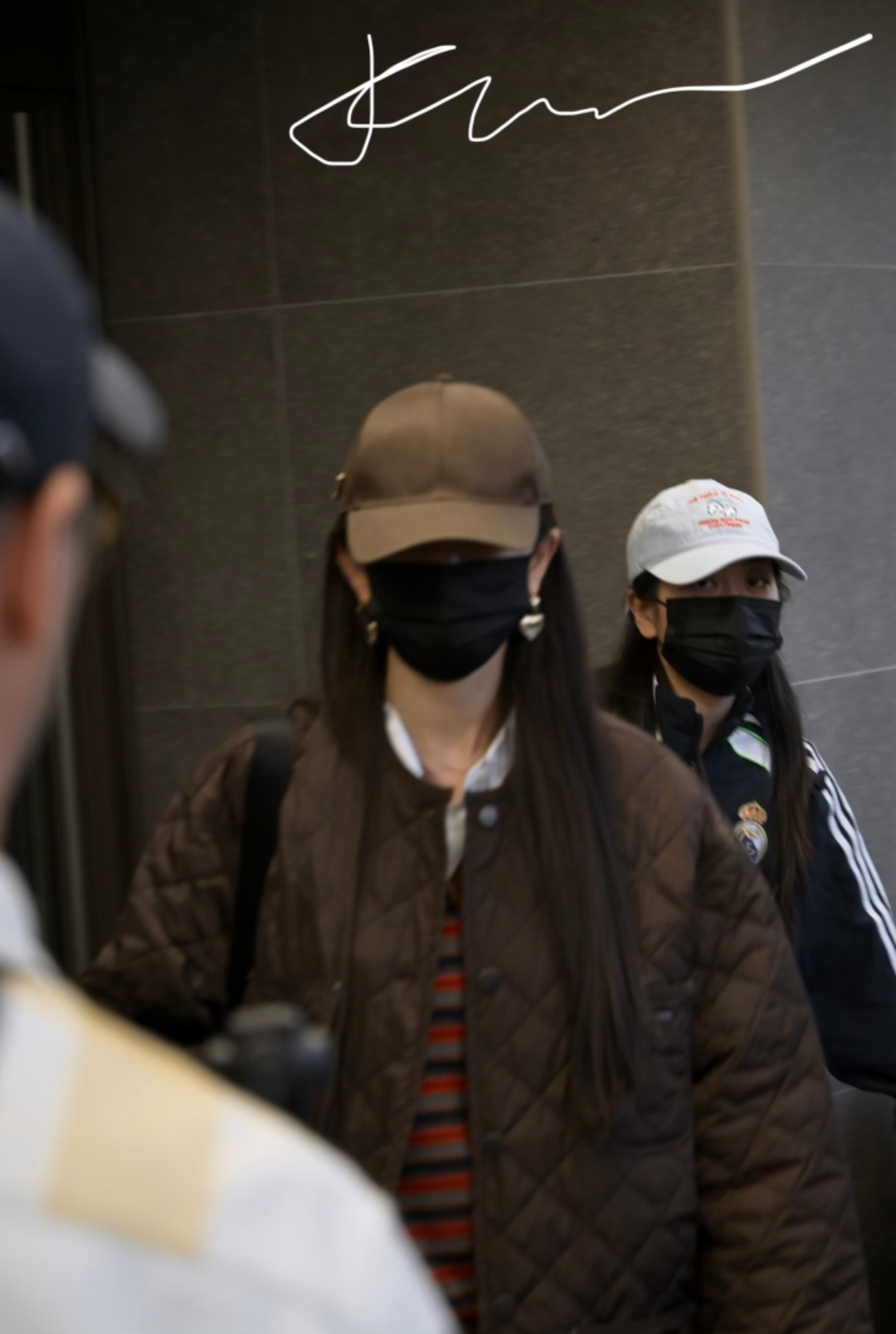杨幂出发米兰Prada大秀拍的好有氛围，巨星排面，普拉达女王杨幂prada品牌代