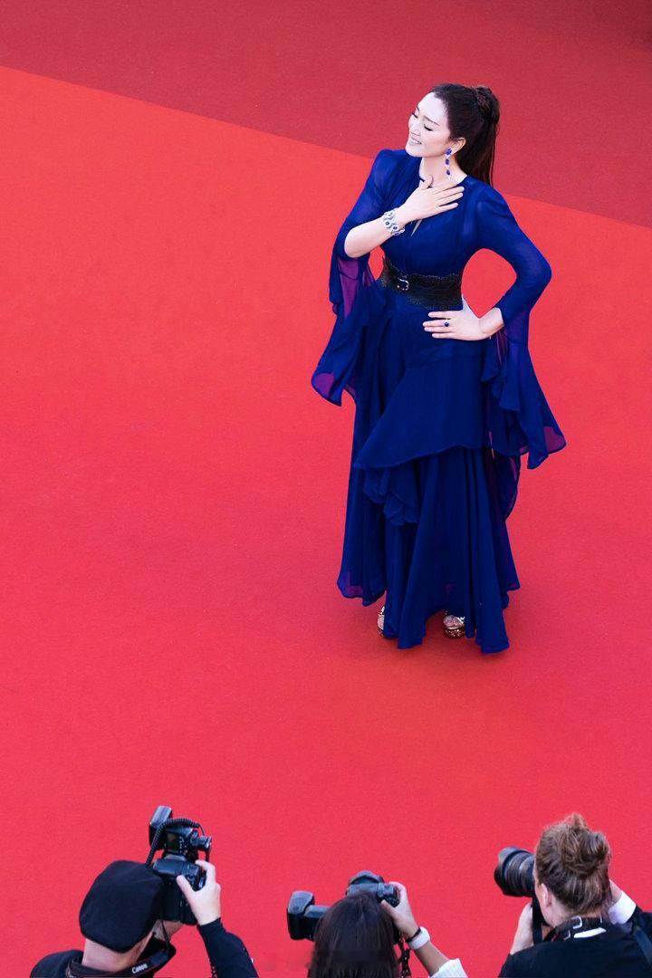 巩俐蓝色妖姬巩俐戛纳红毯第二套造型蓝色妖姬巩俐闪耀戛纳红毯，第二套造型优雅大气，