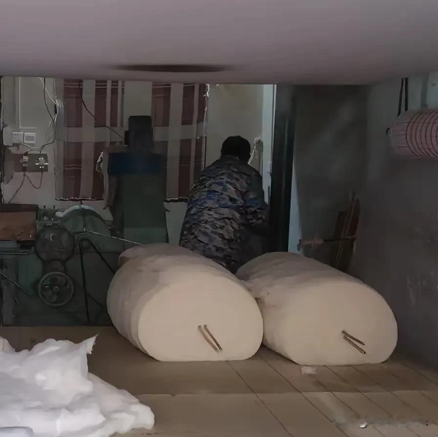 家里被子，是老母亲种地时专门种的棉花给套的被子，一个十几斤，刚开始盖时，又暖和又