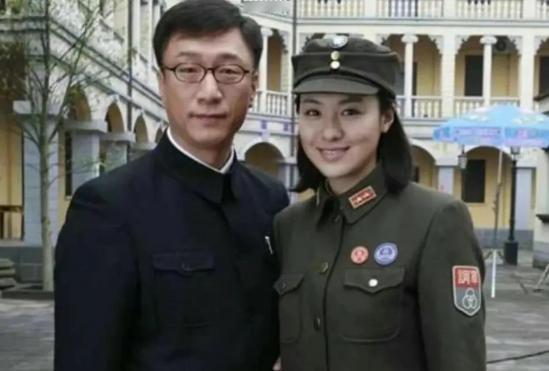 2008年《潜伏》开拍，沈傲君和孙红雷拍完吻戏后，她悄悄地对导演说：我给你100