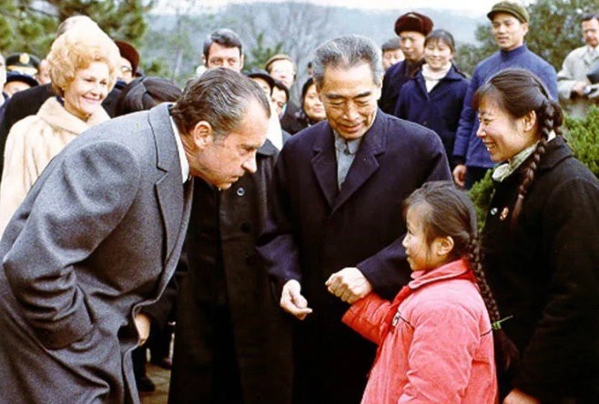 1972年，美国总统尼克松访华，与周总理亲切握手。当时尼克松约60岁，这次访问开