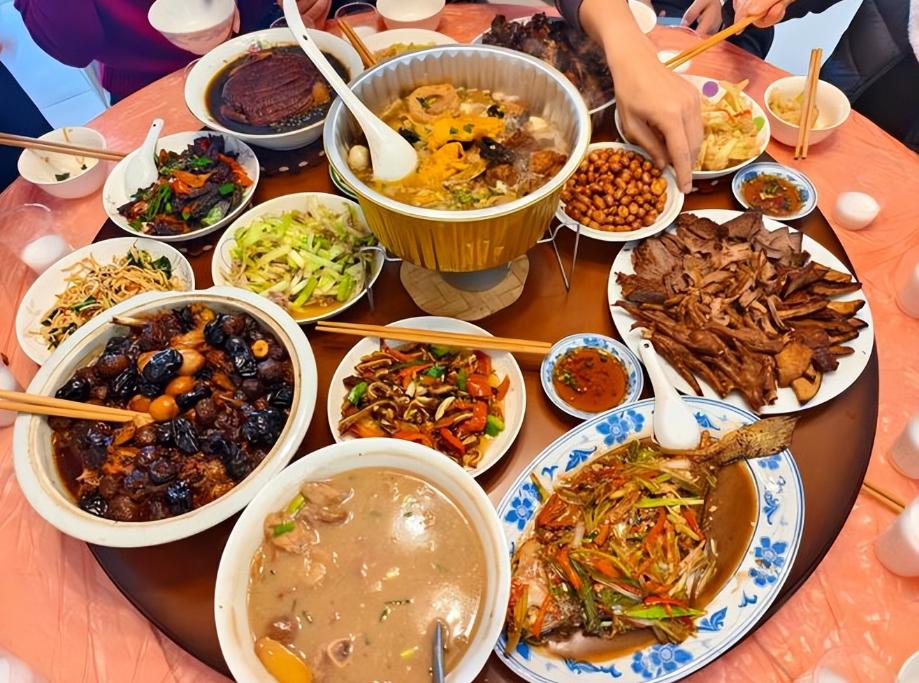 不解，昨晚聚会上，一位在湖南农村长大的朋友，酒过三巡后感慨，他们那儿除夕天不亮就