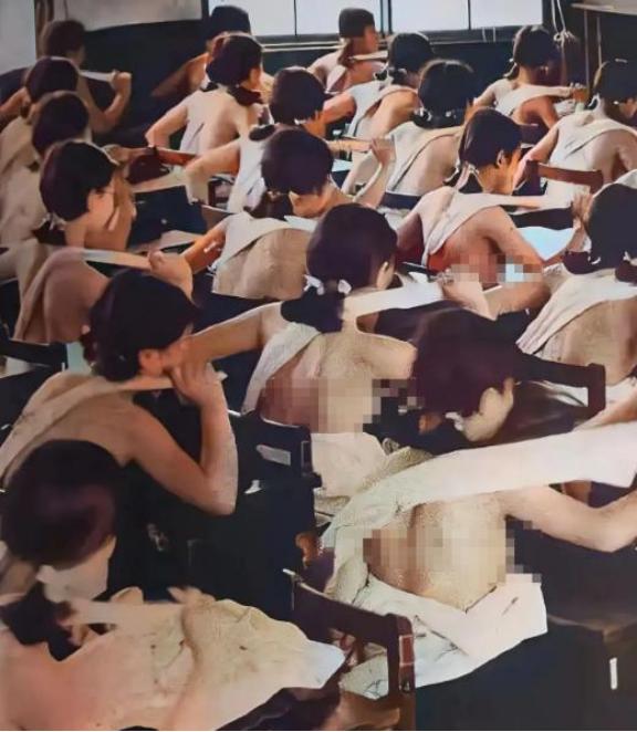 1938年，日本国内，高中生上课一丝不挂地接受军国主义的熏陶时，留下的老照片，镜