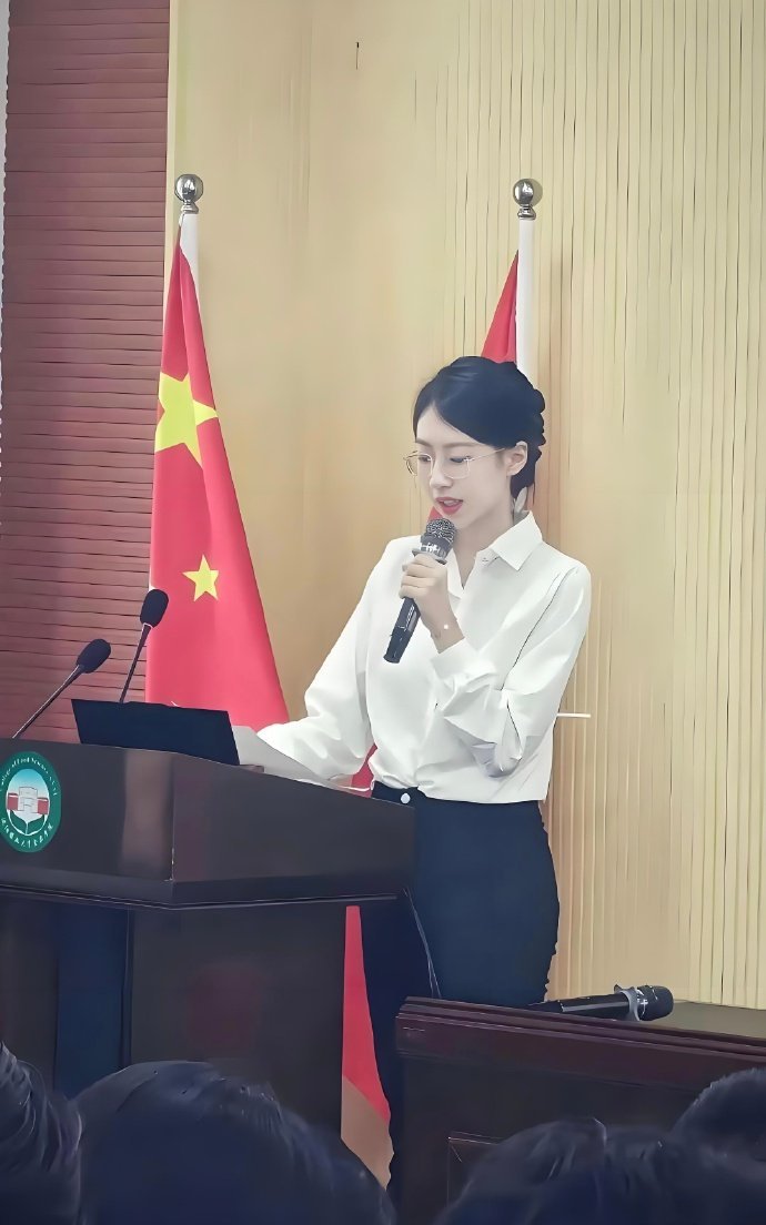 体制内的女生，一看就才貌双全，这得多优秀才能配得上她！ 