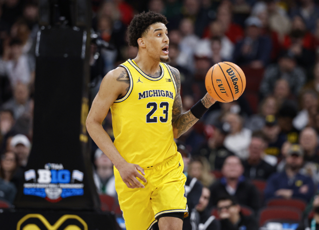 NBA选秀大会首轮第11顺位，勇士选择了来自密歇根大学的大龄内线亚克赛尔·伦德博