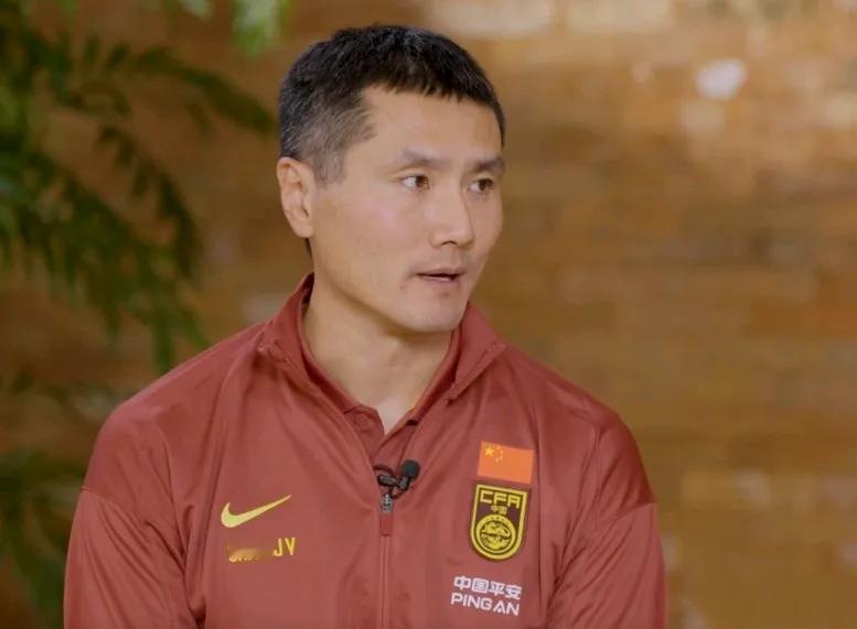 国足主帅邵佳一在采访中透露了他对年轻球员留洋时间节点的看法。
他在接受记者采访时