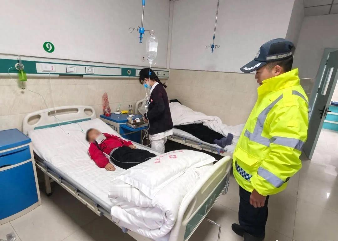 【护学岗的温暖瞬间】近日，楚米派出所民辅警在开展护学岗时发现，一学生抱着一名昏迷