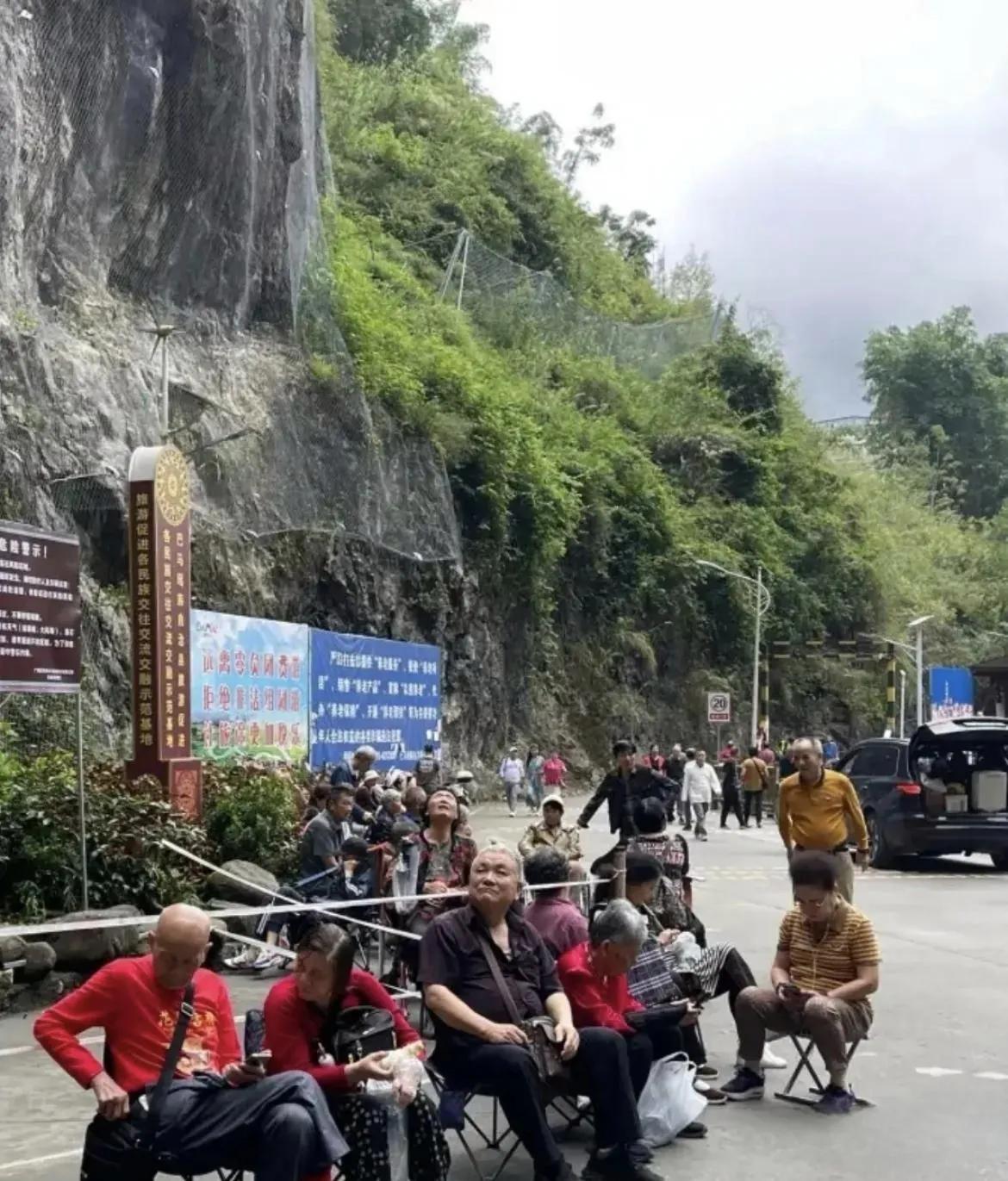 广西有个叫百魔洞的地方。这地方啊，可不是一般的景区，它号称能治癌症！你说离谱不离