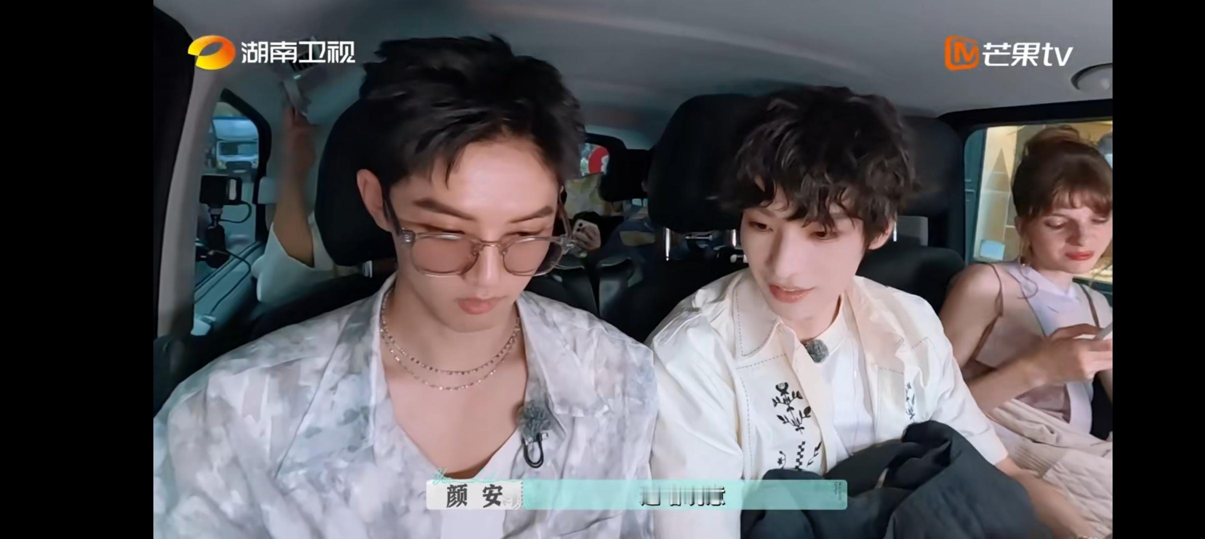 颜安给周峻纬补妆太有戏了 颜安太有活儿了哈哈哈哈，看周峻纬吸油，就要拿粉饼给他补