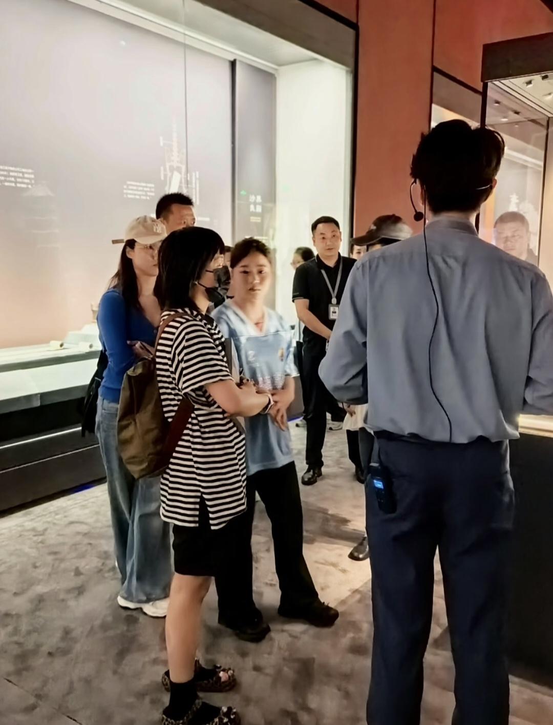 全红婵参观浙江省博物馆，
蓝色短袖配黑色喇叭裤，
再扎一个高马尾，
青春靓丽，