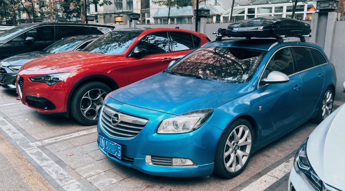 京牌老车我和汽车的日常 板板正正欧宝小瓦罐，还带顶箱。特意我的小红挨着ta拍张合