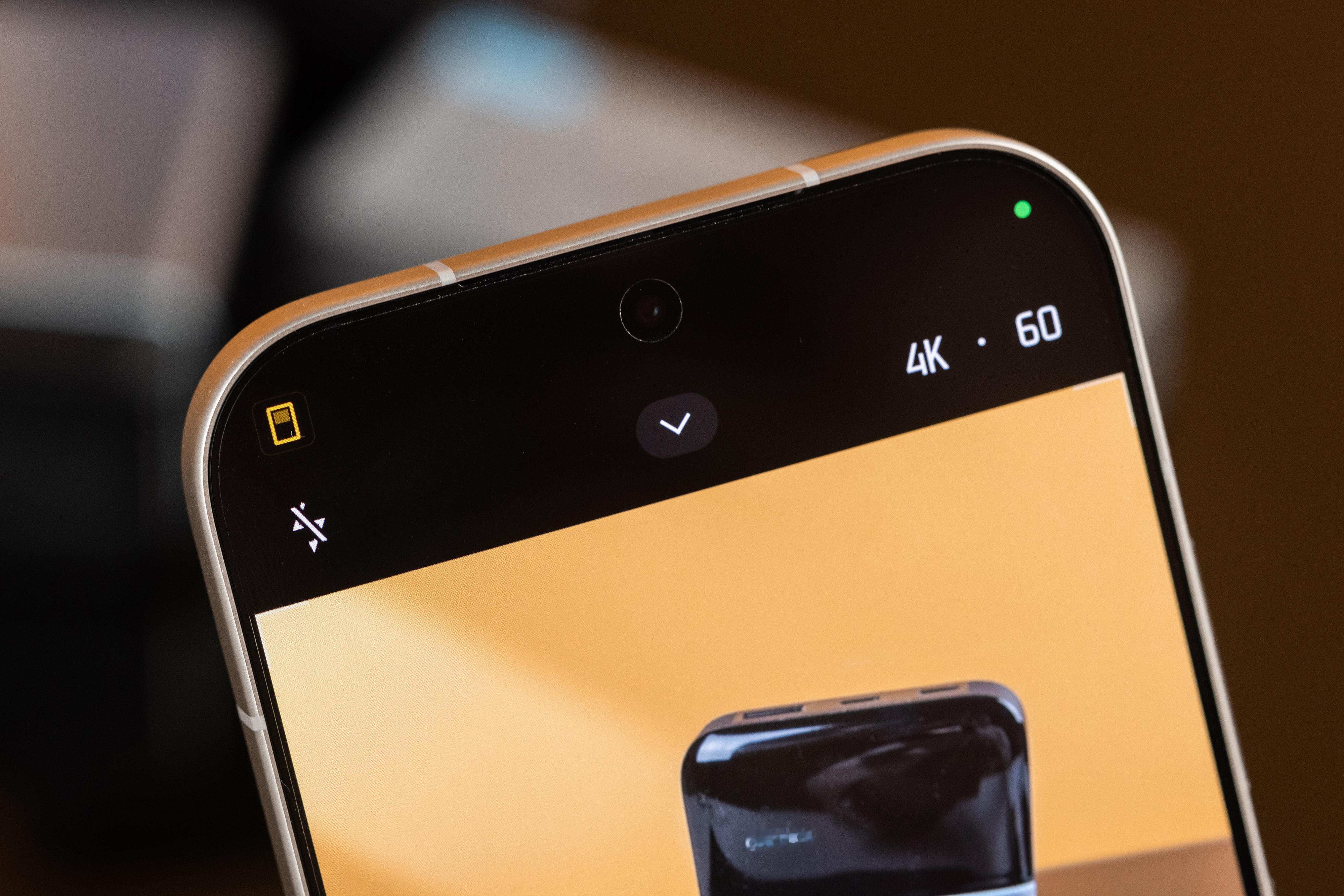 小米17 Pro的背屏支持三颗镜头的4K 60帧视频拍摄时的预览，这样你就可以用