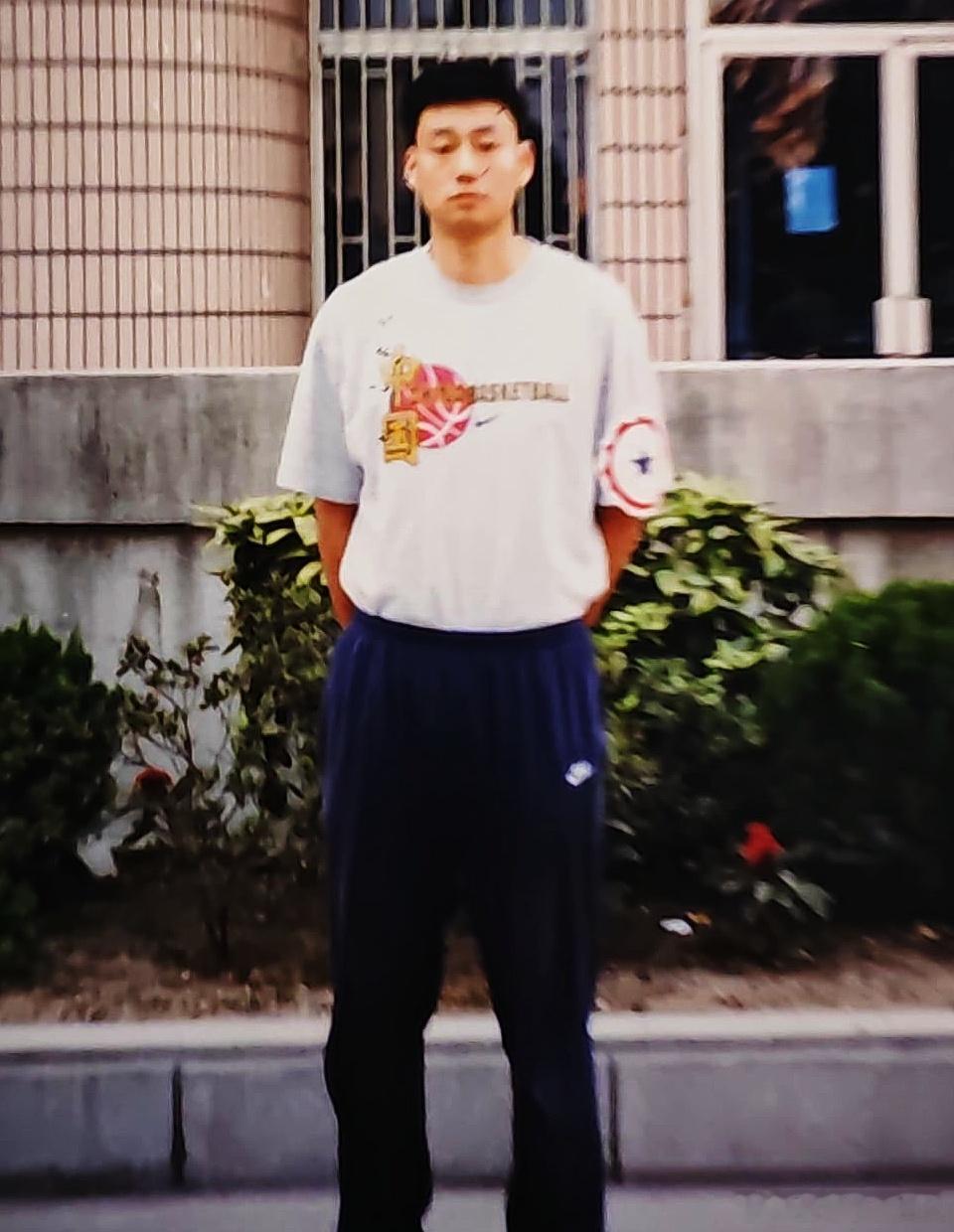 1998-99赛季浙江男篮当家球星郑武“定装照”。 