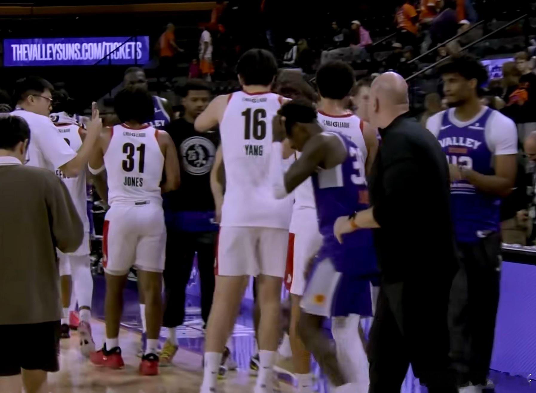 杨瀚森发展联盟首秀砍下8分13篮板4次助攻1抢断1盖帽，11中4，帮助球队拿到三